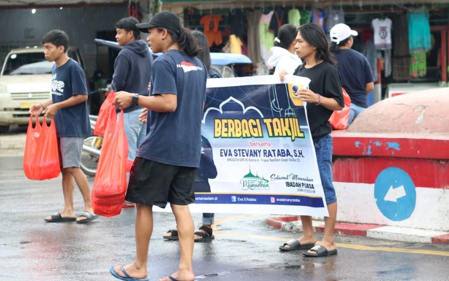 Eva Rataba Peduli Berbagi Takjil di Toraja Utara